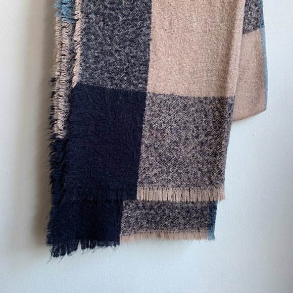 BCBGeneration womens wide Plaid scarf EUC - Picture 2 of 6